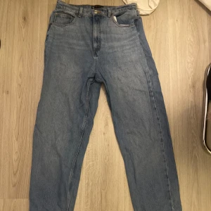 Mörkblå jeans - Säljer mina fina jeans från ASOS❤️ Knappt använda alls och har inga slitage❤️