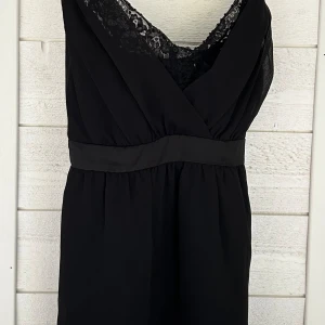 Esprit topp stl 42 - Svart topp i stl 42 i fint skick.