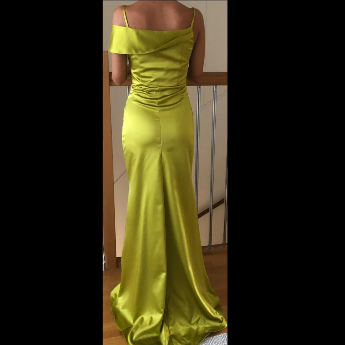 Elegant Lime Gul-Grön Satinklänning - Oanvänd  - 2