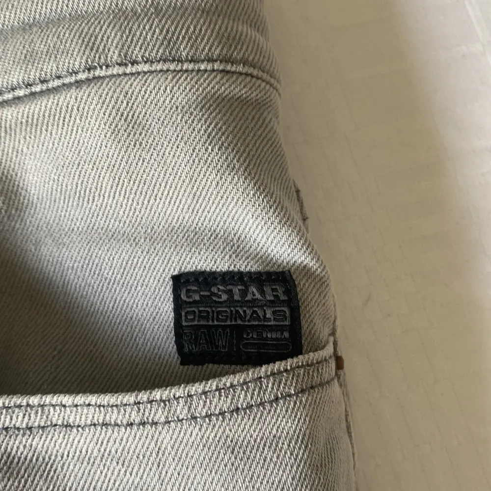 Mina jeans är använda få antal gånger och vill sälja dem passar folk med inte jätte stor Medja . Farkut & Housut.