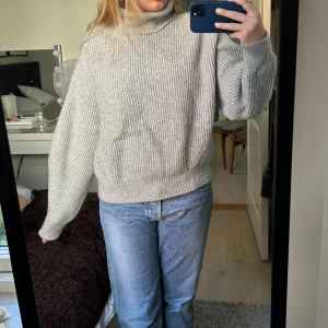 Grå stickad polotröja - Grå stickad tröja med polokrage