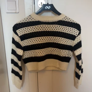 Stickad topp - Svart/vit randig stickad topp. Man ser igenom så man behöver nog ha något under. Ej använd. Ny skick!!