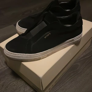 Axel arigatos  - Bra skick. Säljer dom eftersom jag inte använder dom så mycket längre men bi får med allt på köpet. Retail är 2500