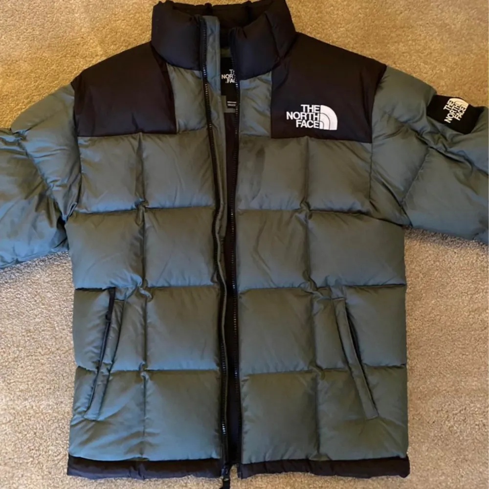 Säljer min North Face dunjacka Lhotse i grön/svart i urban blockstil. Lhotse jackan är vattentät och vindtät, samt isolerad med gåsdun. Väldigt fint skick. Nypris, 3800 kr Skicka om du vill ha fler bilder!🥰 . Takit.