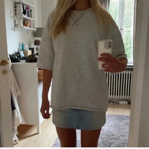 Tröja Zara - Säljer denna kortärmade tröjan från Zara. Aldrig använd. Inte min bild men skriv för egna🩷