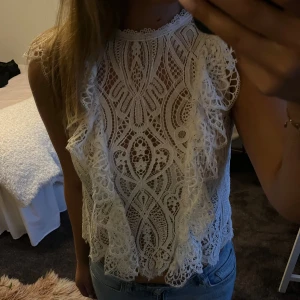 Zara topp - Super fin spetsig zara topp som inte kommer till användning längre och är i mycket bra skick🫶