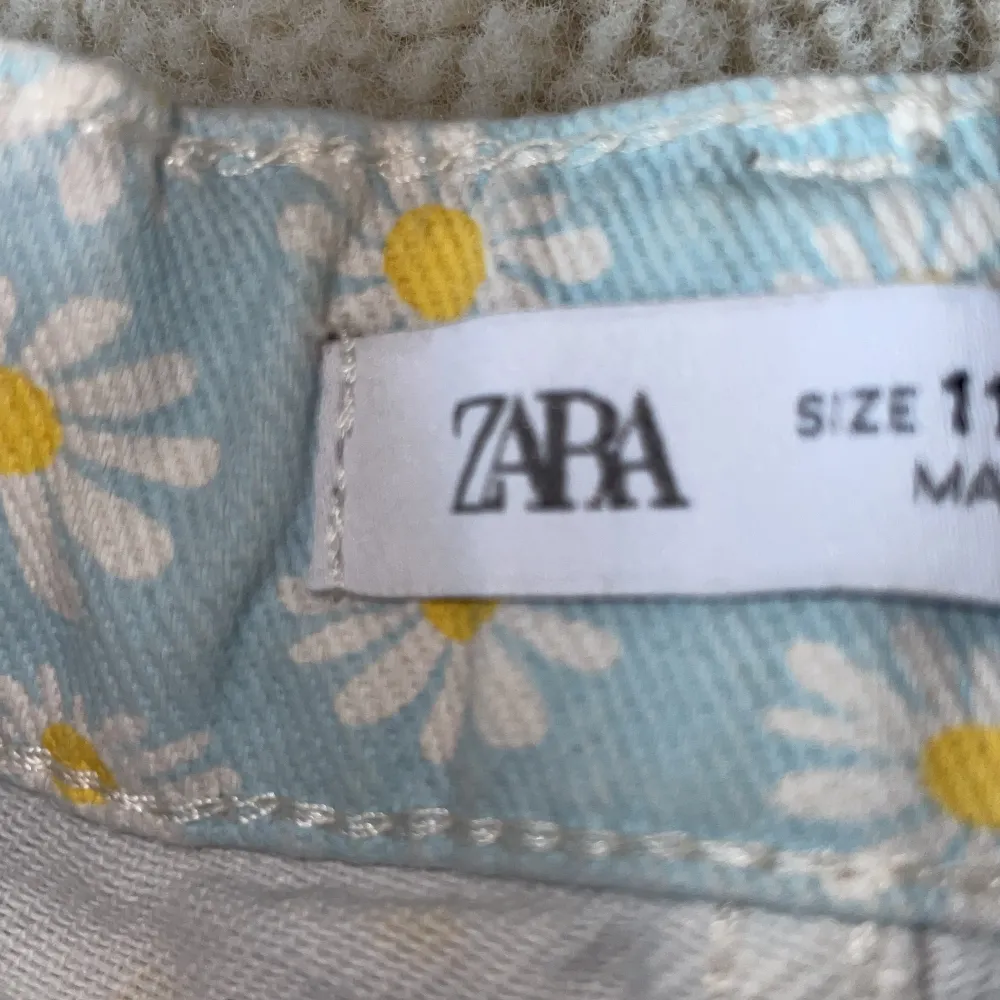 Ett par somriga jeansshorts från Zara. Shorts.