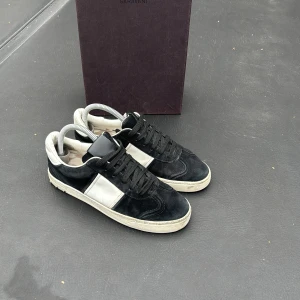 Valentino flycrew  - Säljer mina Flycrews då dem har blivit för små. Det är sönder på insidan av hälen på båda skorna. Tre nitar per sko är borta. Box och nya snören medföljer.