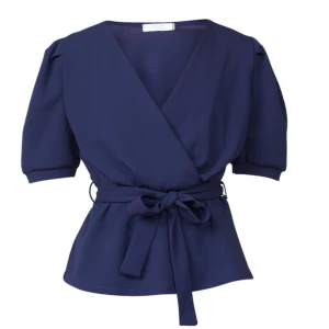 Mörkblå blus  - Jättefin mörkblå/marinblå blus från märket Sisters Point men köpt på Cassels. Har aldrig använts och är i nyskick. Säljer för att jag har en nästan exakt likadan💕Köptes för 300 