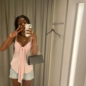 Knyt topp - Säljer detta rosa linne från Gina Tricot i stl S. Linnet är använt cirka 3 gånger och är precis som nytt, säljer en i svart också