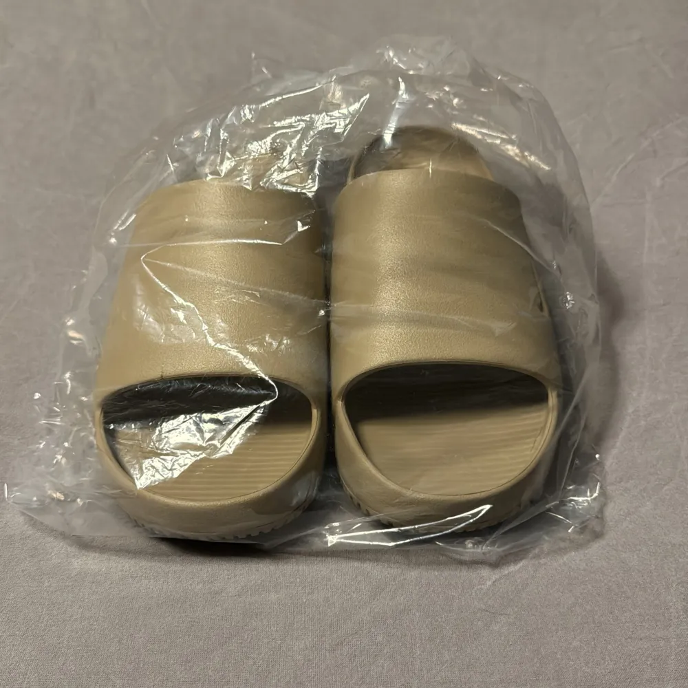 Säljer ett par helt oanvända Nike Calm Slides i khaki/sand färg. Tyvärr var storleken för liten för mig. Kvitto finns vid förfrågan. Perfekt tillfälle att få tag på dessa populära slides i nyskick! Stl 45 men är lite små i storleken. Ordpris: 629:-. Kengät.