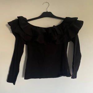 Svart blus - Fin men är lite sliten.