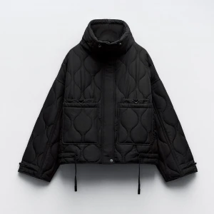 Quiltad jacka zara - Slutsåld skitnygg Zara jacka! Storlek M och sitter perfekt på mig som oftast har XS/S i toppar🩷