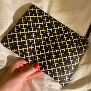 Kuvertväska från By Malene Birger - Säljer min kuvertväska från By Malene Birger då jag har en annan väska💗💗 väskan är i bra skick men har några svarta fläckar ( bild 3 och 4) men tycker inte att man ser det så mycket💗Nypris 1 245💗första två bilderna är lånade💗💗
