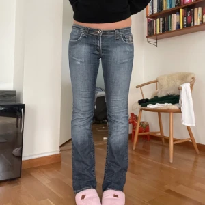 Lågmidjade jeans - Supernajs lågmidjade bootcut jeans i en mörkare wash, ascoola detaljer bak till! Jag är 179 o när vanligtvis 28/29/30 i jeans. Midja 42 innerbenslängd 84