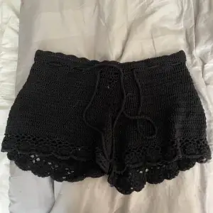 Säljer ett par supersnygga svarta virkade shorts. De har en söt volangdetalj längst ner och en praktisk snörning i midjan. finns ett matchande linne till i min profil💘 Orginal pris 350kr.