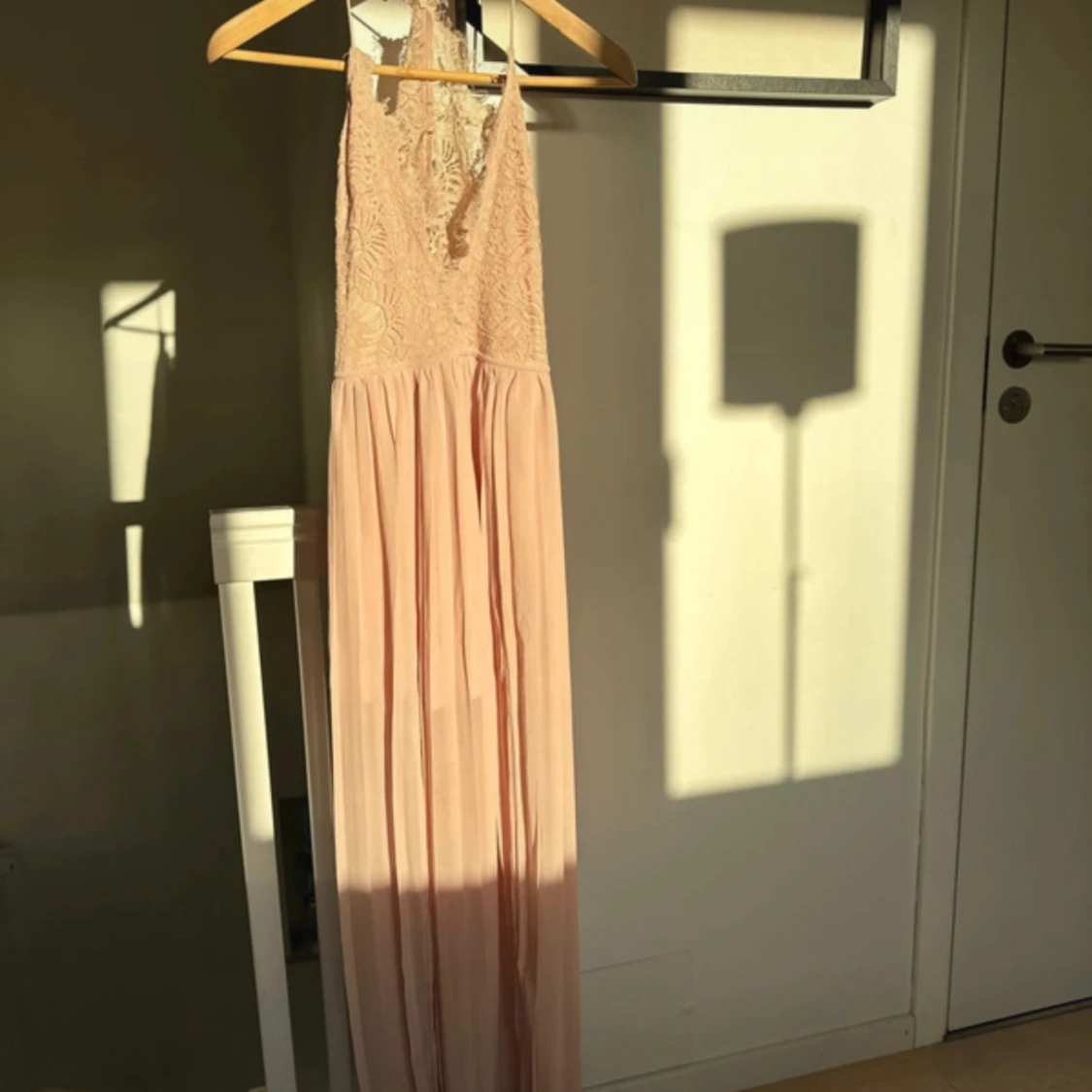 Ljusrosa långklänning från Rare London