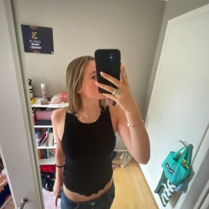 Svart ribbad linne - Säljer ett svart ribbat linne som är perfekt för sommaren. Det har tjocka band och har en tight passform. Skriv för frågor eller fler bilder så löser jag!