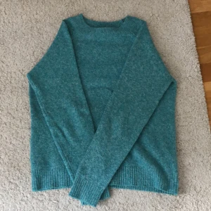 Turkos stickad tröja från Vero Moda - Säljer en superfin turkos stickad tröja från Vero Moda. Den är i storlek XS och har en normal passform. Perfekt för höst och vinter med sina långa ärmar och mjuka material. Tröjan är i nyskick och passar både till jeans och kjol. Ett måste i garderoben för kyliga dagar! 💙