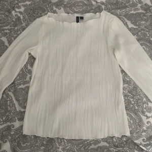 Tunn tröja  - Jättefin tröja ifrån Vero Moda! Den är aldrig använd så är i väldigt bra skick, hör av er vid frågor💕💕