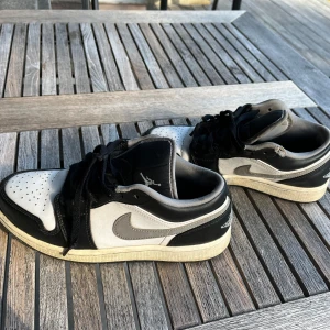 NIKE AIR JORDAN LOW S40 - Nike air Jordan low Storlek eur 40. Använd men OK skick 3/5 lite nött tyg på övre skokanten se bild. Säljes för 250:-