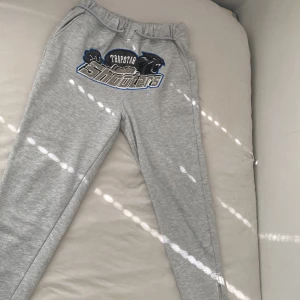 Trapstar byxor M! -  byxorna är i bra kondition inga fläckar eller hål, har använt dem ett par gånger men till sist de blev för varmt för att ha på sig dem och så slutade jag gilla dem. Priset kan diskuteras!