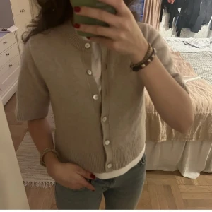 & other stories kofta  - Superfin trekvartslång kofta från & other stories❤️‍🔥❤️‍🔥 koftan är i fint skick och storlek xs men passar även s-m beroende på hur man vill att den ska sitta❤️‍🔥❤️‍🔥 