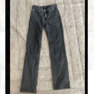 Gråa jeans - Ett par lågmidjade jeans som är använda endast några få antal gånger. Nypris 500kr