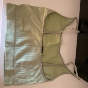 Tajt ljusgrönt linne - Ett ljusgrönt linne i fint men använt skick. 