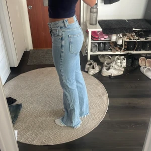 Jeans - Jätte bra skick , skulle bara behöva strykas i benen. 🫶🏽mid waist
