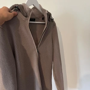 Massimo Dutti Cardigan - Säljer en riktigt fet och eftertraktad Massimo Dutti cardigan. Skicket är nästan som helt nytt och storleken är M. Hör av er vid funderingar👍
