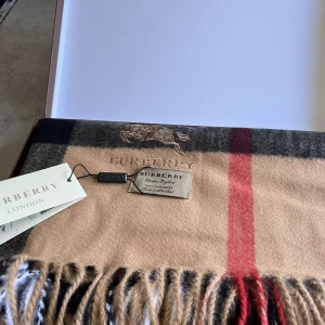 Burberry halsduk  - Tja! Säljer denna helt nya burberry halsduken eftersom den inte kommer till användning!  Box och tag följer med! Pris kan diskuteras vid snabb affär 
