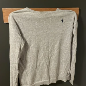 Ralph lauren tröja - Säljer denna ralph lauren tröja pga att den har böivut för liten för mig. Använd ca 5 gånger och bra skick