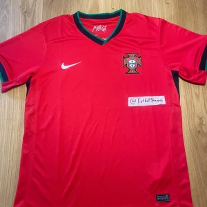 Portugal VM fotbollströja/landslagströja - Storlek M, nyskick.  Har du några frågor? Tveka inte på att skriva till mig.