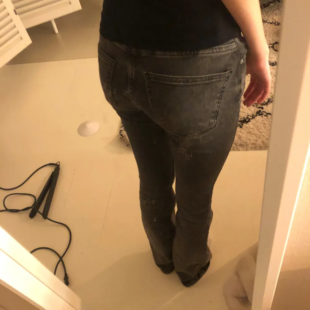 Ett par gråa lowwaist bootcut jeans från Gina Tricot i storlek 32. Fint skick! Köptes för 499kr, säljer för 229kr. 💞. Farkut & Housut.