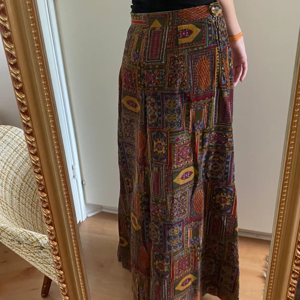 Mönstrad maxikjol i tjockt material med lite hippiekänsla. Stor passform, skulle säga att storleken är någonstans mellan S och M, beroende på om man har den låg- eller högmidjad. Mycket cool!. Hameet.