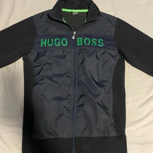 Hugo boss zip-up - Hugo Boss kofta i bästa skick möjligt  Storlek: S/M passar lika bra till både Pris: 350