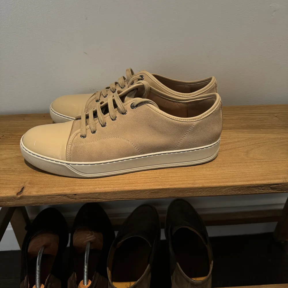 Säljer ett par stilrena beige lanvin sneakers. Är som nya, knappt använda. Dustbag fås med. Storlek 46. Skor.