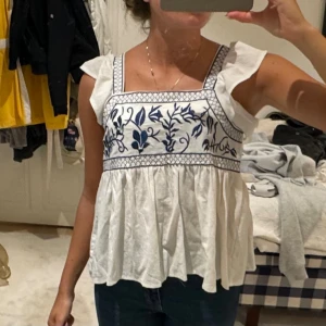 Blus - Super söt blus som jag inte använt 💙🤍