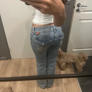 Mid/low waist jeans  - Jag säljer dessa jeans, dem är i god skick och väldigt sköna. Jag är 1,63 och de passar perfekt till och med lite långa.
