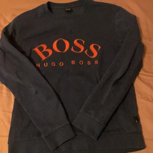 Hugo boss hoodie - Säljer den för att jag inte använder den. Billigt pris. Skick 8/10. Hör av er vid frågor. Slim fit.