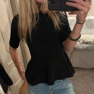 Topp - Svart peplumtopp från H&M i storlek 36! 🖤