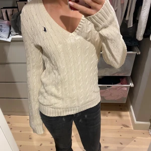 Kräm vit v-ringad Ralph Lauren tröja  - Jättefin tröja från Ralph Lauren! Säljer pga att den inte kommer till användning längre. Den är i bra skick!