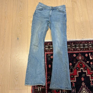 Ljusblå gina bootcut jeans  - Jättefina och bekväma bootcut jeans från Gina i ljusblå. Det är typ kristaller där nere på dom vilket ger en jättefin detalj på byxan 🩷👖väldigt fina i skicket och inte använda mycket !