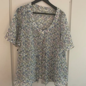 Blus - Blommig skir blus.