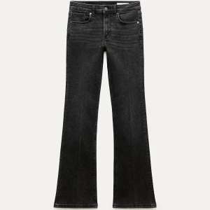 Zara midrise flare jeans - Zara midrise flare jeans i en urtvättad svart färg, sparsamt använda
