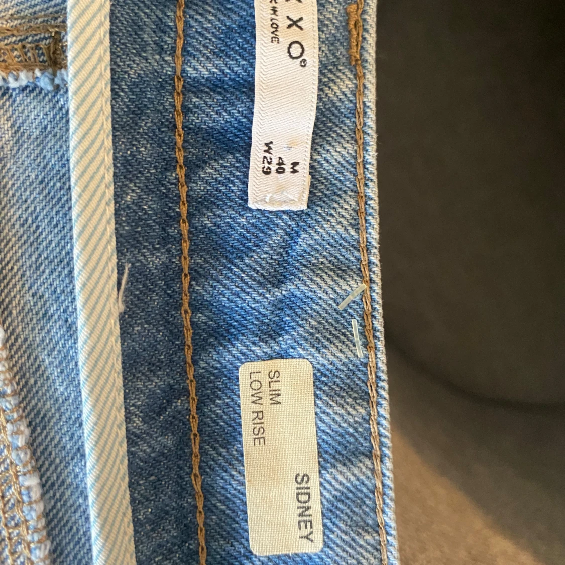 Blå jeans med slitningar - 92