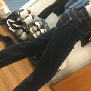 Flared Jeans Raplh Lauren C märke Vintage Limited edition collaboration - Vintage Ralph Lauren C limites editon collaboration mellan två unika vintage fashionistor. Flared Jeans i mörkblå