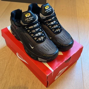 Nike air Max plus  - Säljer mina riktigt feta nike air Max skor pga att dome för små köpte för 1900kr  Såklart äkta och kvitto följer med  Skick8/10  Köparen får betala för frakten