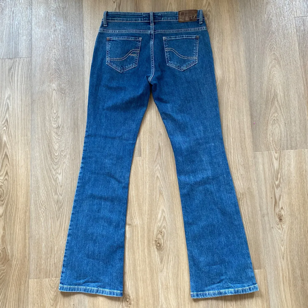 Lågmidjade & Bootcut jeans i mycket bra skick🩷  Midjemåttet är 86 cm runt och innerbenslängden är 81 cm. Jag är 1.64 cm lång✨. Jeans & Byxor.